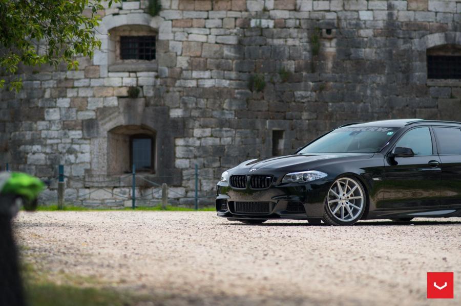 Детали экстерьера BMW 5-Series Touring on Vossen Wheels (VFS1) 2017 года  (фото 21 из 29)